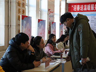 招聘會上求職者與企業(yè)深入溝通